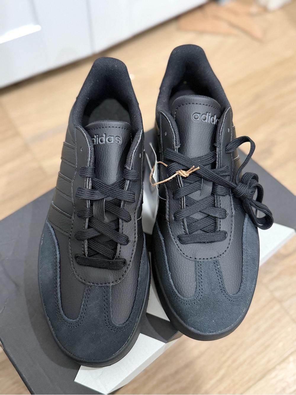 Red Men's Black Low-Profile Sneakers